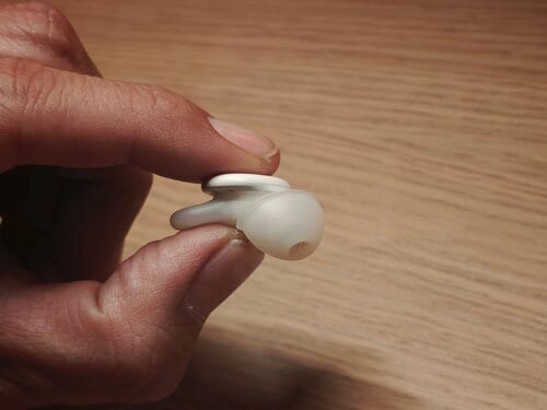 つまんでいるカット