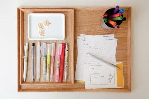 その３： 可動式デスクにもなる！木製トレーにスタメン文具を置こう イメージ4