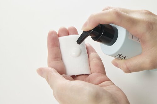 使用感:ワンプッシュで液が出るポンプ式 アイメイクリムーバーおすすめ イメージ