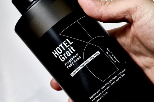 メンズボディソープを手で持っている写真
