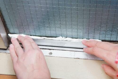 掃除ワザ1：「カビキラー＋ラップ」で確実にカビを撃退！ イメージ4