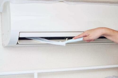 奥まで届く！ アース製薬「らくハピ エアコンの防カビ スキマワイパーセット」 イメージ3