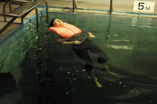 サイドのひもが締めづらい 着用には2人必要です イメージ