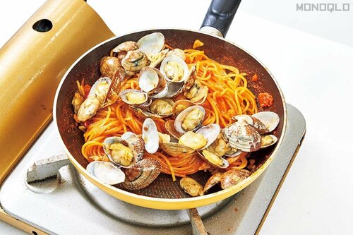 7:パスタに火が通ったらあさりを投入する 料理研究家リュウジの愛用品おすすめ イメージ