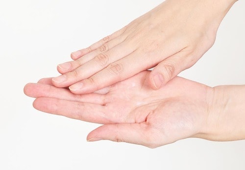 Step1：ワンプッシュを手のひらに広げる 洗い流さないトリートメントおすすめ イメージ