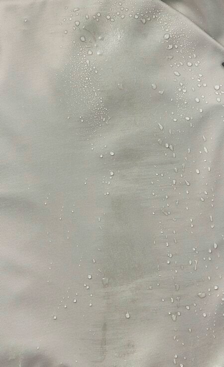 雨の日には向かないかも レディース向け通勤リュックおすすめ イメージ