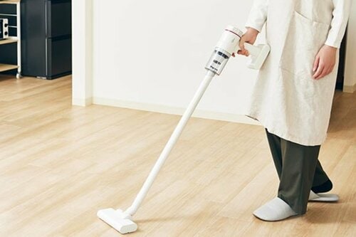 カーペットもフローリングも細かいゴミを難なく吸引! スティック掃除機おすすめ イメージ