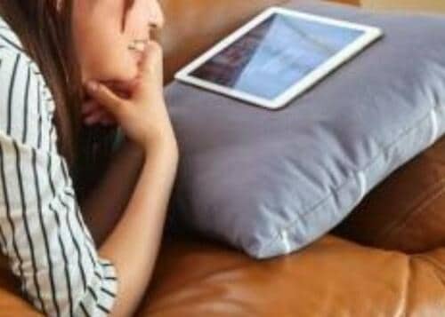 ゴロ見に最高！ ニトリの滑り止め付きのクッション イメージ2