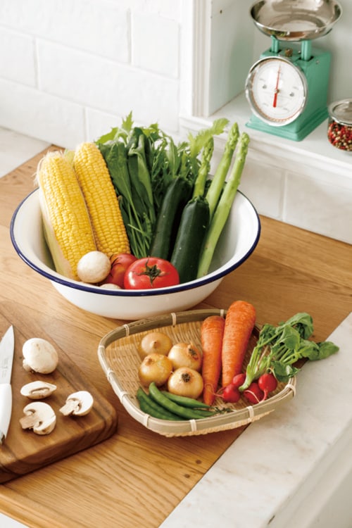 ステンレスのボウルをホーローに替えるだけで カフェっぽいおしゃれキッチンに! イメージ