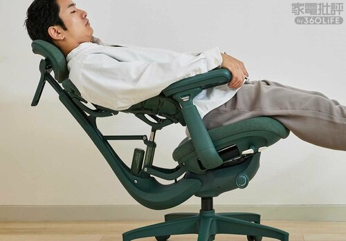 リクライニング角度は広め! ただ腰が浮くことも オフィスチェアおすすめ イメージ2