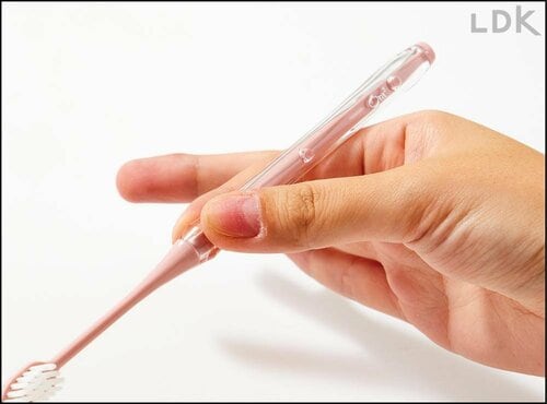 歯ブラシは指2本で軽く持つべし！ 歯ブラシおすすめ イメージ