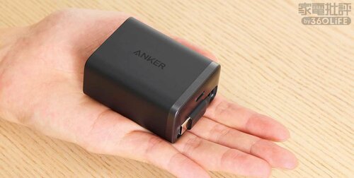 余裕で手のひらに収まるサイズ感 USB急速充電器おすすめ イメージ