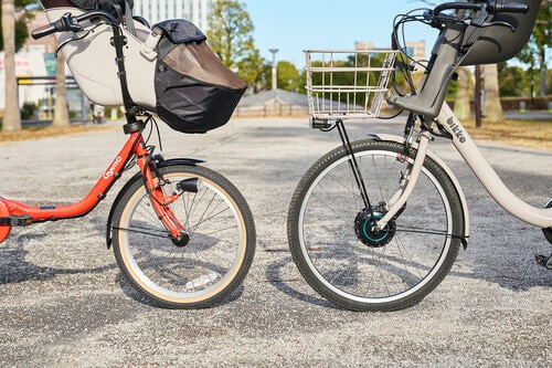 前タイヤが大きいので段差を乗り越えやすい 電動アシスト自転車おすすめ イメージ