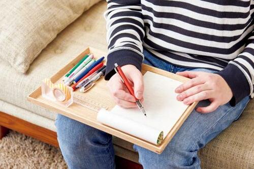 その３： 可動式デスクにもなる！木製トレーにスタメン文具を置こう イメージ