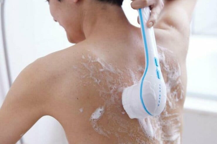 ゴシゴシ洗いたい派にススメたい！ HITOMEBOREの電動ボディブラシの実力は？｜『MONOQLO』が試しました