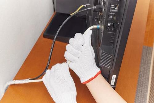 3：配線を1本ずつ握って軽くなでる イメージ