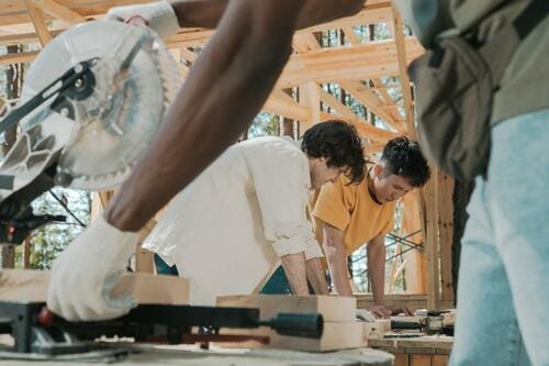 木材加工作業をする人たち