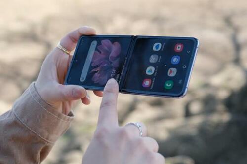 液晶の折りたたみ部分はやや違和感 イメージ