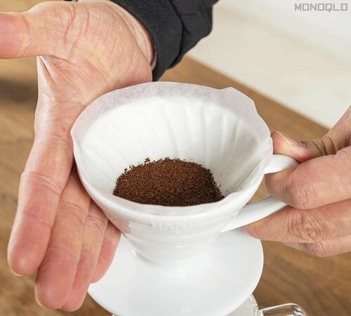 3:挽いた粉を入れ平らに慣らす コーヒードリッパーおすすめ イメージ2