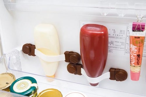 【収納術③】扉のスペースに マヨネーズを刺す！ イメージ