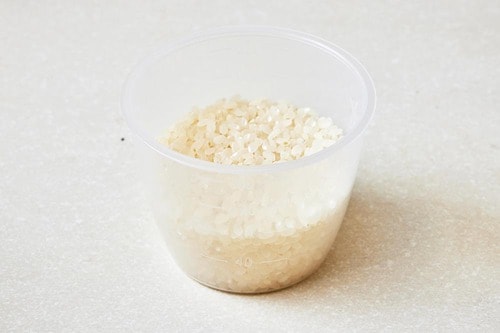 手順1:0.5合程度を測る エレコム「LiFERE 小型IH炊飯器」おすすめ イメージ