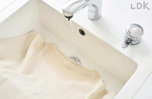 1:汚れにお湯をかける 粉末タイプの酵素系漂白剤のおすすめおすすめ イメージ