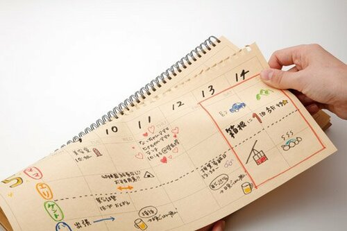 家族全員の予定を書き込める大きめの卓上カレンダー