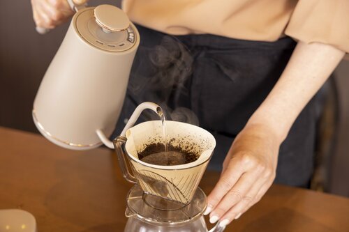細い湯量でコーヒー粉のえぐ味や雑味をおさえる! イメージ