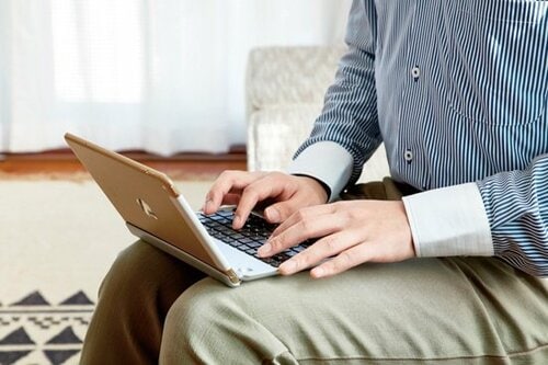 膝上作業スタイルをお助け!角度が固定できるキーボード