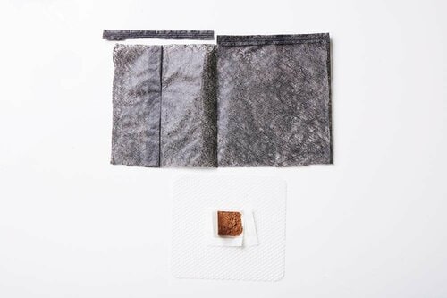 誘引剤でおびきよせ、黒いカバーの奥、白い網目状の粘着シートで捕獲 ダニ取りシートおすすめ イメージ