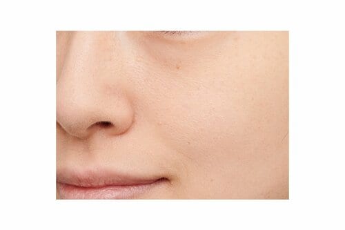軽くなでるだけで 均等に肌にのる  イメージ
