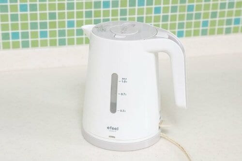 フタに熱湯をかけることで固まった糖分を溶かします イメージ4