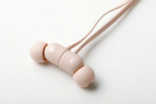音質と装着感が良いだけじゃなくアクセサリー感覚でつけられます イメージ3