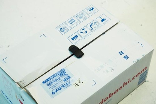⑥パカパカ開く煩わしいフタを固定する段ボールクリップ
