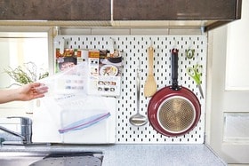 【IKEA】ベストアイテム「有孔ボード」活用術3：吊り下げ収納で料理効率をアップ！
