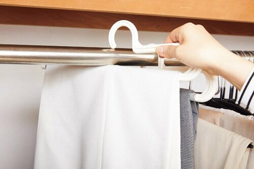 D評価: ボトムスを掛ける角度が狭いカインズのスラックスホルダー イメージ