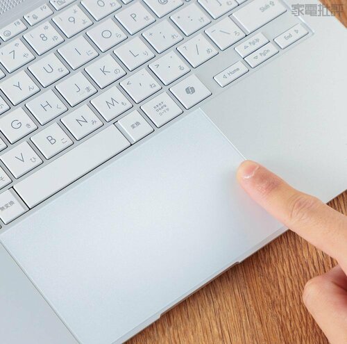 フチをスライドすれば輝度や音量、動画が操作できる！ ノートパソコンおすすめ イメージ