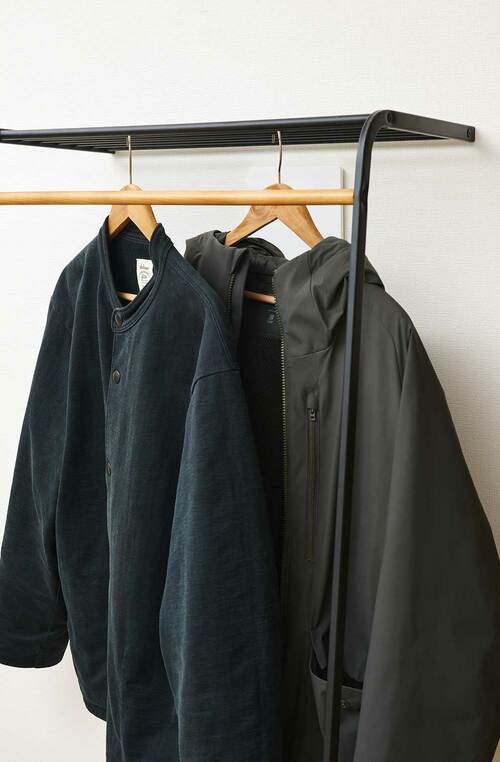 服をかけたラックの裏に隠してみた Wi-Fiルーターおすすめ イメージ