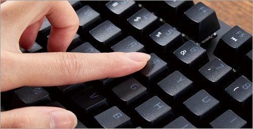 【キートップ】：トップの摩擦加工で入力がラク。キーの印字も見やすい！ ゲーミングキーボードおすすめ イメージ