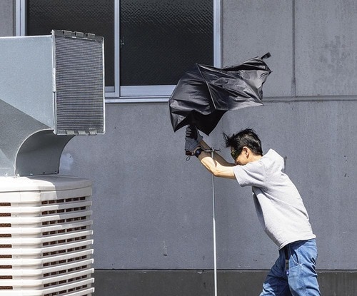 【耐風性】強風では傘が裏返り、骨も曲がった…… 折りたたみ傘おすすめ イメージ