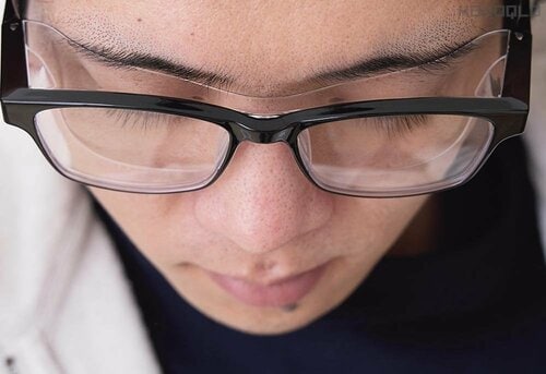 フェイスラインのフィット感が良い JINS花粉飛沫対策メガネおすすめ イメージ