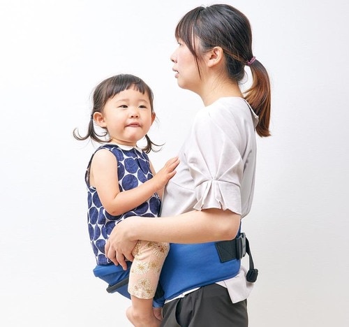 Babamour「ヒップシート」を装着する親子