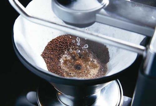 少量のお湯が均一に落ちる 高級コーヒーメーカーおすすめ イメージ