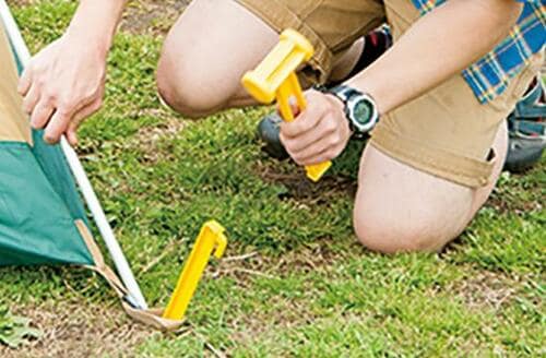 テント付属のペグとハンマーは “おまけレベル”と割り切りましょう イメージ