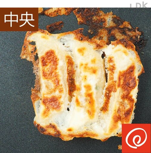 中央の羽付き餃子はこんがり焼けた ホットプレートおすすめ イメージ