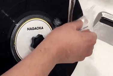 3:ブラシで細かな汚れを落とす レコードメンテナンスおすすめ イメージ