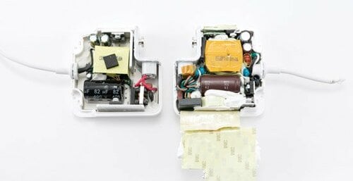 ACアダプタは電流電圧が不安定!低性能だけでなくリスクもあります