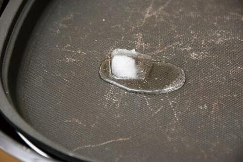 加熱した鉄板に氷を溶かして ペーパーで拭き取るだけでOKです イメージ