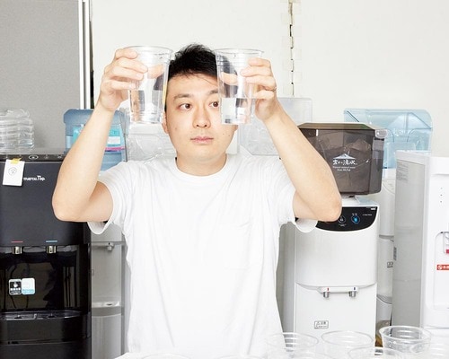 ウォーターサーバーの検証をするアクアソムリエの鶴田雅人さん