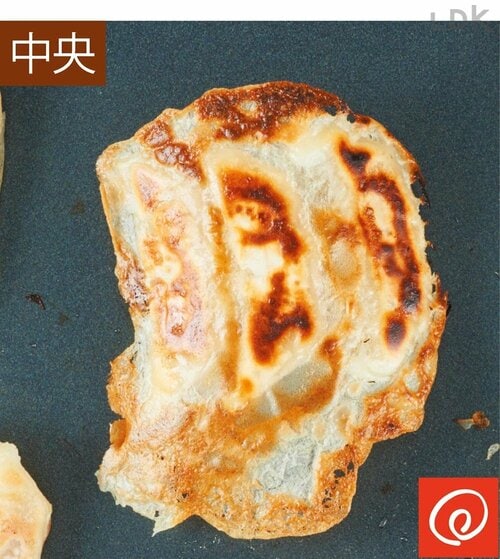 中央で焼いた餃子の仕上がり ホットプレートおすすめ イメージ